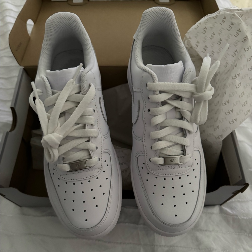 BRAND NEW IN BOX NIKE AIR FORCE 1 size 8.5